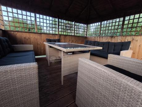 Duży zestaw ogrodowy z czarnymi poduszkami