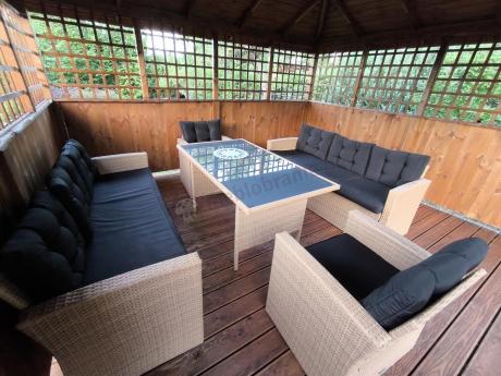 Duży zestaw ogrodowy z czarnymi poduszkami