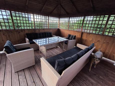 Duży zestaw ogrodowy z czarnymi poduszkami