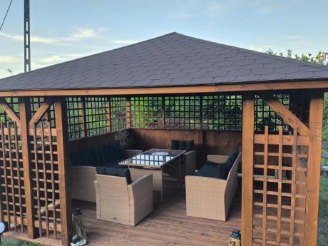 Duży zestaw ogrodowy z czarnymi poduszkami