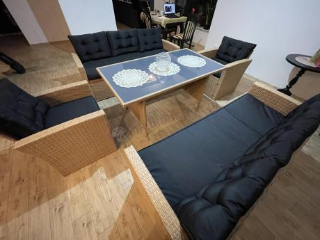 Duży zestaw ogrodowy z czarnymi poduszkami