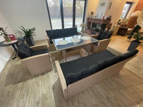 Duży zestaw ogrodowy z czarnymi poduszkami