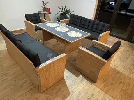 Duży zestaw ogrodowy z czarnymi poduszkami