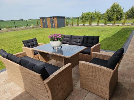 Duży zestaw ogrodowy z czarnymi poduszkami