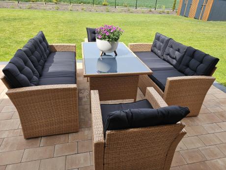 Duży zestaw ogrodowy z czarnymi poduszkami