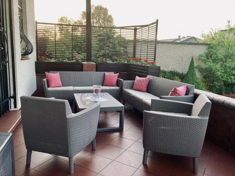 Duży zestaw ogrodowy z podnoszonym stołem Meblobranie SFLM cappuccino