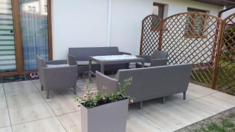 Duży zestaw ogrodowy z podnoszonym stołem Meblobranie SFLM cappuccino