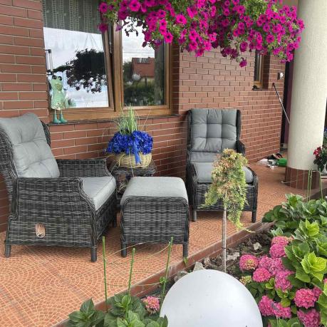 Dwa regulowane fotele z podnóżkami i stolikiem technorattan Laritto Duo - Antracite