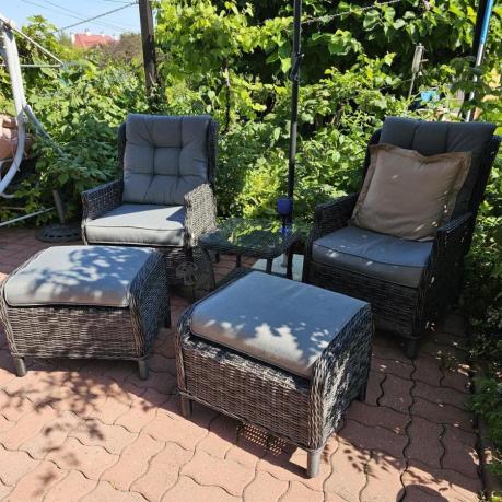 Dwa regulowane fotele z podnóżkami i stolikiem technorattan Laritto Duo - Antracite