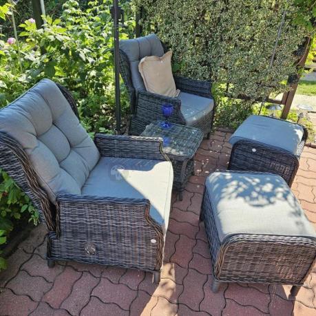 Dwa regulowane fotele z podnóżkami i stolikiem technorattan Laritto Duo - Antracite