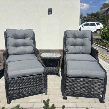 Dwa regulowane fotele z podnóżkami i stolikiem technorattan Laritto Duo - Antracite