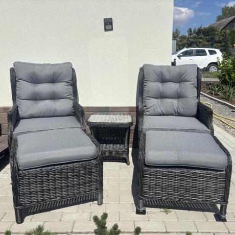 Dwa regulowane fotele z podnóżkami i stolikiem technorattan Laritto Duo - Antracite