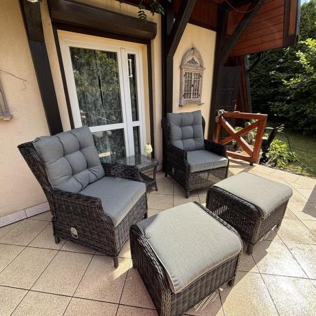 Dwa regulowane fotele z podnóżkami i stolikiem technorattan Laritto Duo - Antracite