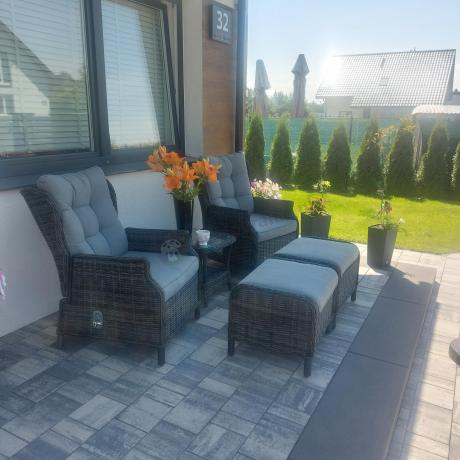 Dwa regulowane fotele z podnóżkami i stolikiem technorattan Laritto Duo - Antracite