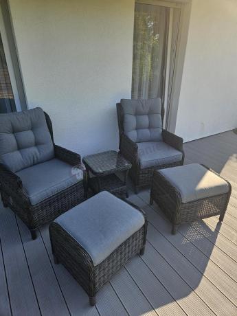 Dwa regulowane fotele z podnóżkami i stolikiem technorattan Laritto Duo - Antracite