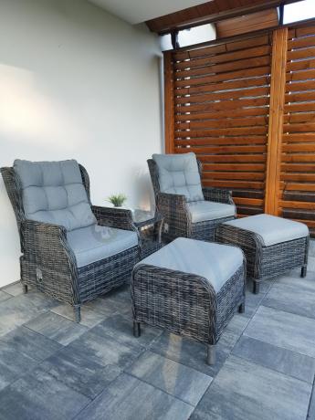 Dwa regulowane fotele z podnóżkami i stolikiem technorattan Laritto Duo - Antracite