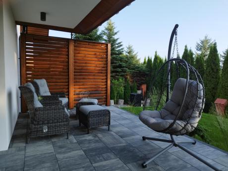 Dwa regulowane fotele z podnóżkami i stolikiem technorattan Laritto Duo - Antracite