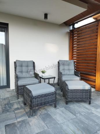 Dwa regulowane fotele z podnóżkami i stolikiem technorattan Laritto Duo - Antracite