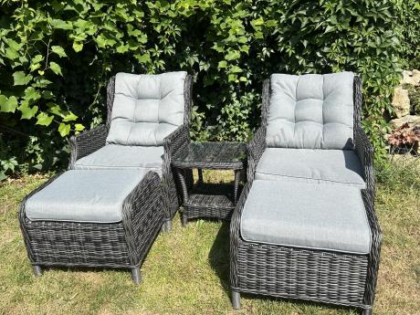 Dwa regulowane fotele z podnóżkami i stolikiem technorattan Laritto Duo - Antracite