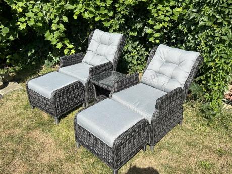 Dwa regulowane fotele z podnóżkami i stolikiem technorattan Laritto Duo - Antracite