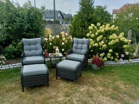 Dwa regulowane fotele z podnóżkami i stolikiem technorattan Laritto Duo - Antracite