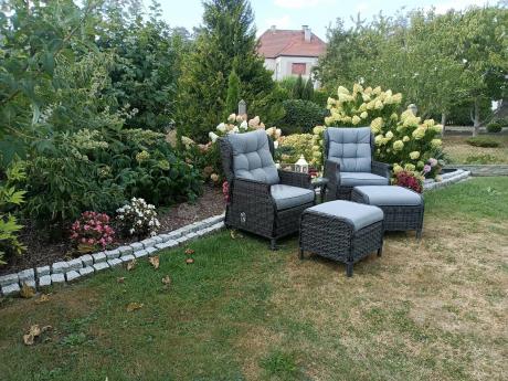 Dwa regulowane fotele z podnóżkami i stolikiem technorattan Laritto Duo - Antracite