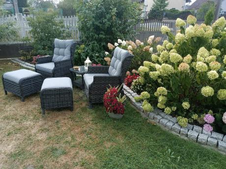 Dwa regulowane fotele z podnóżkami i stolikiem technorattan Laritto Duo - Antracite