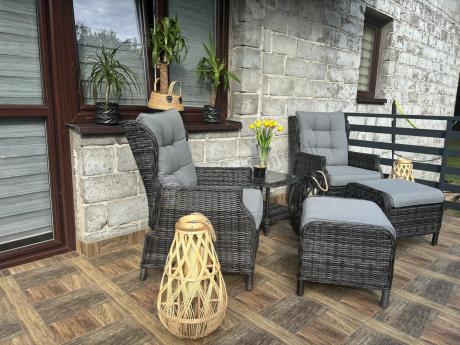 Dwa regulowane fotele z podnóżkami i stolikiem technorattan Laritto Duo - Antracite