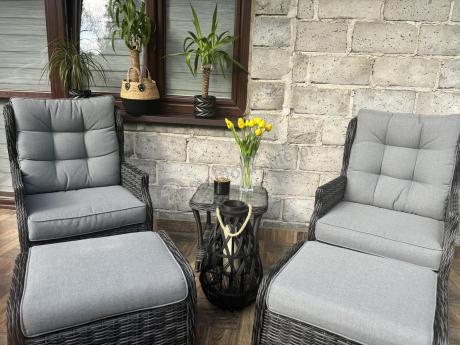 Dwa regulowane fotele z podnóżkami i stolikiem technorattan Laritto Duo - Antracite