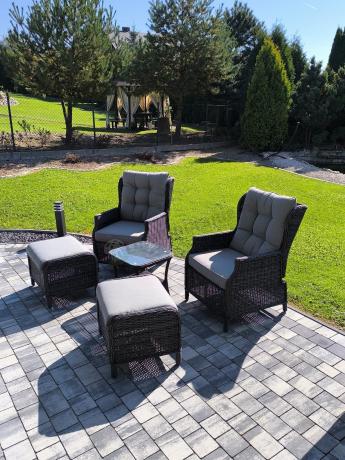 Dwa regulowane fotele z podnóżkami i stolikiem technorattan Laritto Duo - Antracite