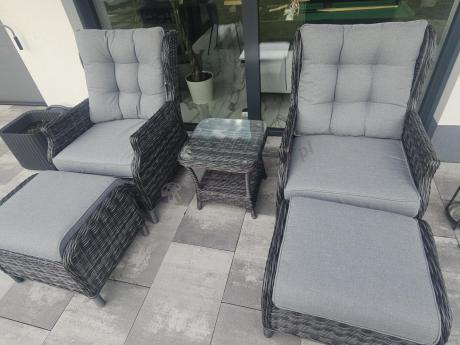 Dwa regulowane fotele z podnóżkami i stolikiem technorattan Laritto Duo - Antracite