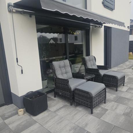 Dwa regulowane fotele z podnóżkami i stolikiem technorattan Laritto Duo - Antracite