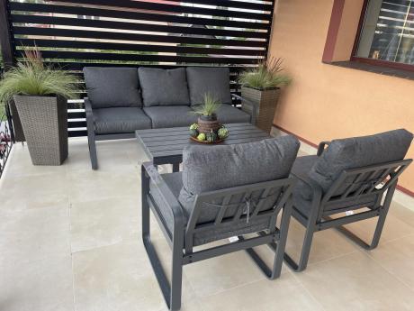 Grafitowe meble metalowe na taras z sofą i fotelami - Panaon Dining DG