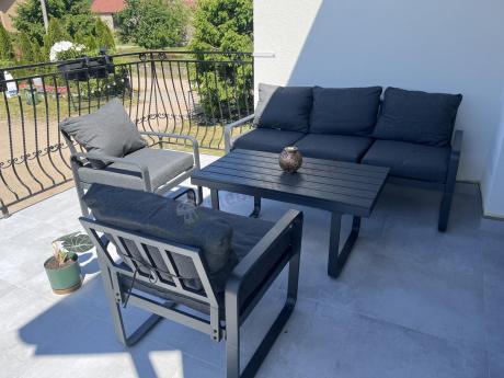 Grafitowe meble metalowe na taras z sofą i fotelami - Panaon Dining DG
