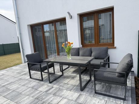 Grafitowe meble na taras dla 5 osób ze stolikiem ze szklanym blatem- Panaon Dining Elite DG