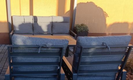 Grafitowy komplet mebli metalowych do ogrodu z sofą 175cm Doros Dining Polywood