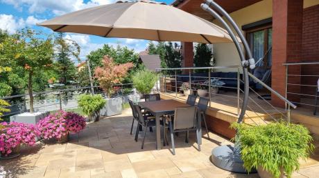 Grafitowy komplet mebli ogrodowych z rozkładanym stołem 210cm + 8 krzeseł Tanami Marla