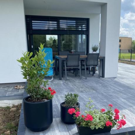 Grafitowy komplet mebli ogrodowych z rozkładanym stołem 210cm + 8 krzeseł Tanami Marla