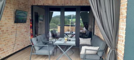 Grafitowy komplet mebli ogrodowych z wysokim stołem, sofą i fotelami - Elke Dining - Grey