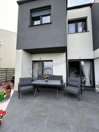 Grafitowy komplet mebli ogrodowych z wysokim stołem, sofą i fotelami - Elke Dining - Grey