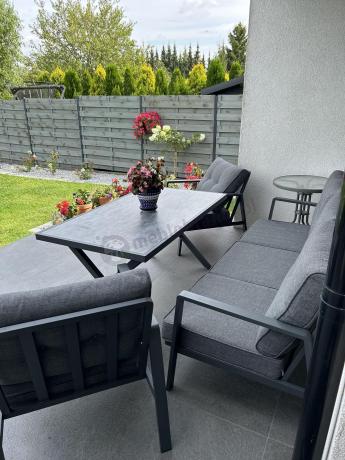 Grafitowy komplet mebli ogrodowych z wysokim stołem, sofą i fotelami - Elke Dining - Grey