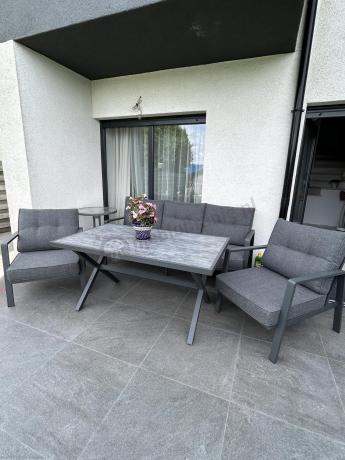 Grafitowy komplet mebli ogrodowych z wysokim stołem, sofą i fotelami - Elke Dining - Grey