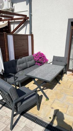 Grafitowy komplet mebli ogrodowych z wysokim stołem, sofą i fotelami - Elke Dining - Grey
