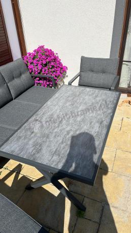 Grafitowy komplet mebli ogrodowych z wysokim stołem, sofą i fotelami - Elke Dining - Grey