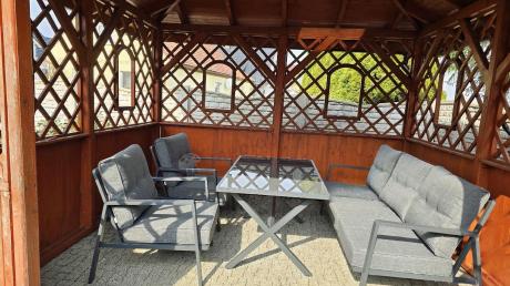 Grafitowy komplet mebli ogrodowych z wysokim stołem, sofą i fotelami - Elke Dining - Grey