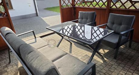 Grafitowy komplet mebli ogrodowych z wysokim stołem, sofą i fotelami - Elke Dining - Grey