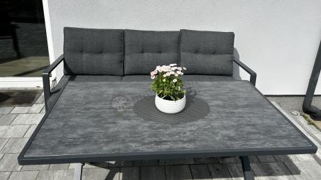Grafitowy komplet mebli ogrodowych z wysokim stołem, sofą i fotelami - Elke Dining - Grey