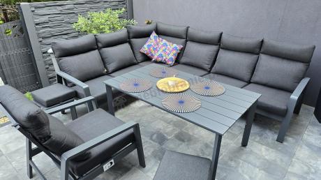 Grafitowy narożnik na taras z regulowanym fotelem i stołem 150cm - Renalo Corner