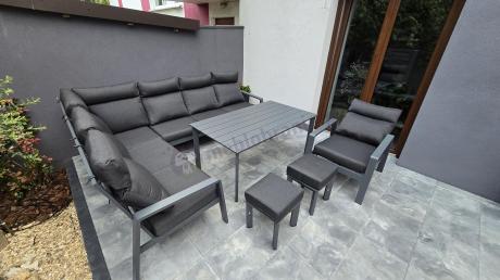 Grafitowy narożnik na taras z regulowanym fotelem i stołem 150cm - Renalo Corner