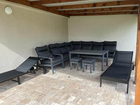 Grafitowy narożnik na taras z regulowanym fotelem i stołem 150cm - Renalo Corner